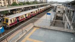 मध्य रेल्वेवर लोकलचा खोळंबा; दोन उपनगरी गाड्यांमधील बिघाडामुळे वाहतूक २० मिनिटे उशिराने