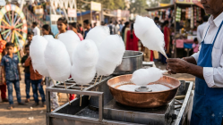 तुकाराम मुंढे यांचा धसका ! बच्चे कंपनीचे आवडते ‘बुढ्ढी के बाल’ आता मूळ रंगात, हे खाद्य आता पांढरेच