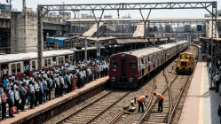 पश्चिम रेल्वेवर उपनगरी रेल्वेसेवेचा फज्जा; तीन ठिकाणच्या तांत्रिक बिघाडामुळे गाड्या ३० ते ४० मिनिटे उशिराने