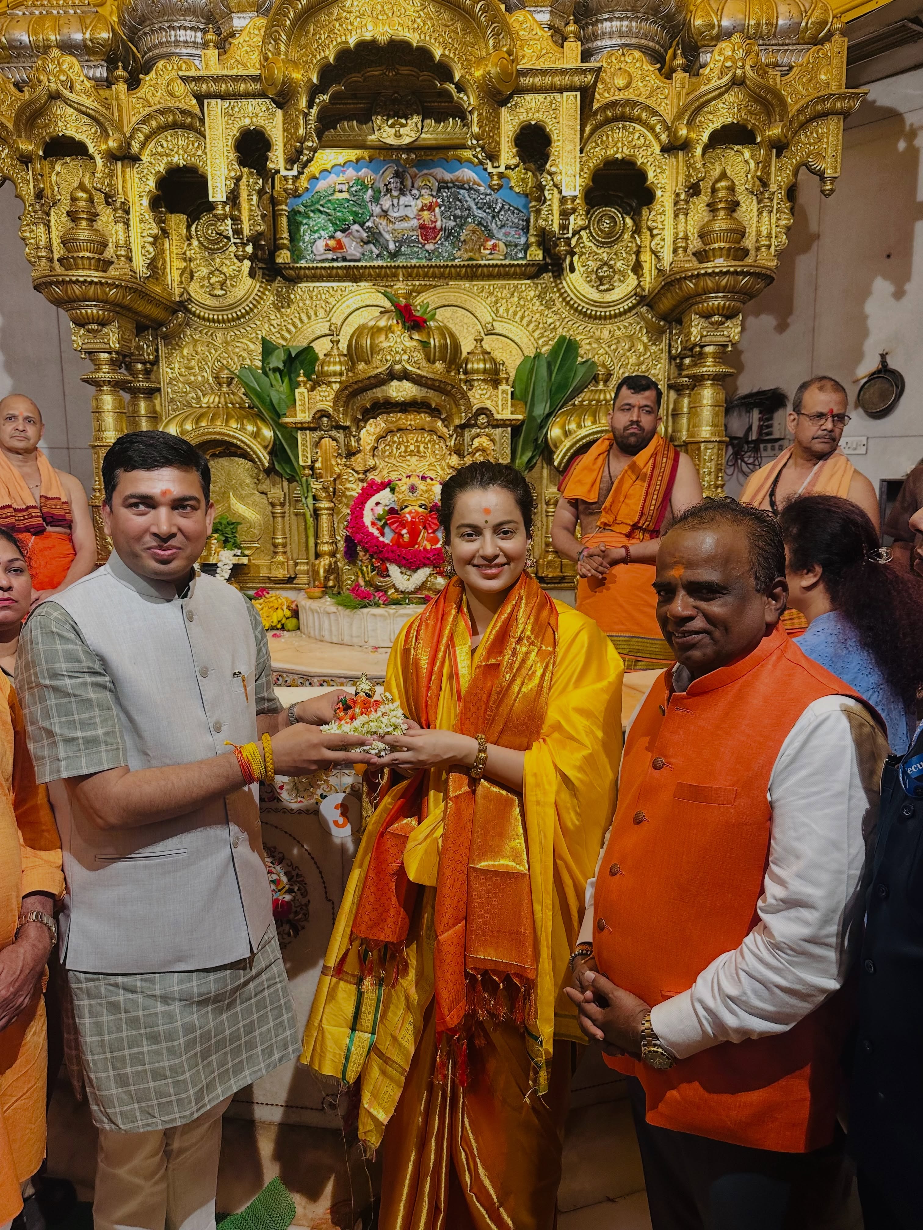 Kangana Ranaut At Siddhivinayak Mumba Devi Temple