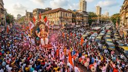 मुंबईत गणेश आगमनाच्या मिरवणुकांचा जल्लोष; आगमन सोहळ्यासाठी भाविकांची अलोट गर्दी; रस्त्यांवर वाहतूक कोंडी