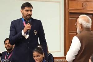 PM Narendra Modi interacting with CWG medalist Narendra Berwal