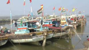 Alibaug Fishing Season Delay Rough Sea | Raigad Monsoon Fishing Ban Fresh Fish Shortage | Satyawan Pereker Alibaug Fishermen Issue | Raigad Coastline Sea Wave Monsoon Danger News
