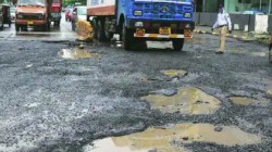 चाकण औद्योगिक क्षेत्रातील खड्डे बुजविण्यासाठी २५ ऑगस्टपर्यंतची मुदत; अतिक्रमणे हटविण्याचाही जिल्हा प्रशासनाचा निर्णय