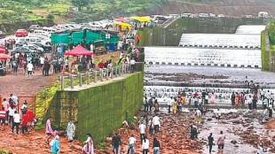Kas Plateau Satara heavy tourist crowd | Kas Lake overflow Bhushi Dam look | Satara Kas Bamnoli road traffic jam news | Satara police tourist argument security issue