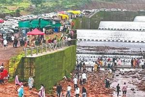 Kas Plateau Satara heavy tourist crowd | Kas Lake overflow Bhushi Dam look | Satara Kas Bamnoli road traffic jam news | Satara police tourist argument security issue