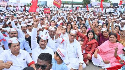 ‘नाशिक-पुणे’ रेल्वेच्या मूळ मार्गासाठी संगमनेरमध्ये रास्तारोको; शेकडो नागरिक रस्त्यावर, तीन तास चक्काजाम