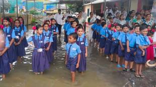 Alibaug School Flag Hoisting Knee Deep Water | Dhakate Shahapur ZP School Independence Day Waterlogging | Raigad Zila Parishad Education Department Negligence | Alibaug School Rainwater Drainage Issue Video Viral