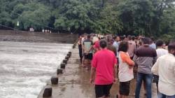 सावंतवाडी: तिलारी धरणातून अचानक पाणी सोडल्याने घोटगेवाडी कॉझवेवरून दोघे वाहून गेले