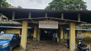 virar divyang rehabilitation centre building condition | palghar divyang punarvasan kendra news | bolinj virar divyang center staff shortage | vasai virar municipal corporation dangerous building notice
