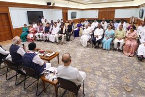 PM Narendra Modi NDA MPs Meeting | Rebel Shiv Sena TMC MPs PM Assurance | पंतप्रधान नरेंद्र मोदी एनडीए खासदार बैठक | बंडखोर खासदार पंतप्रधान मोदी दिलासा