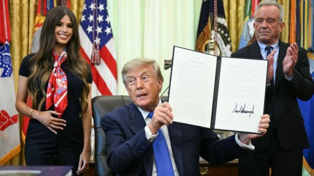 Donald Trump Oval Office Viral Video | Jaime Leigh Franklin Electric Shock Claim Truth | डोनाल्ड ट्रम्प ओव्हल ऑफिस व्हिडिओ | जेमी लीघ फ्रँकलिन ट्रम्प स्पष्टीकरण