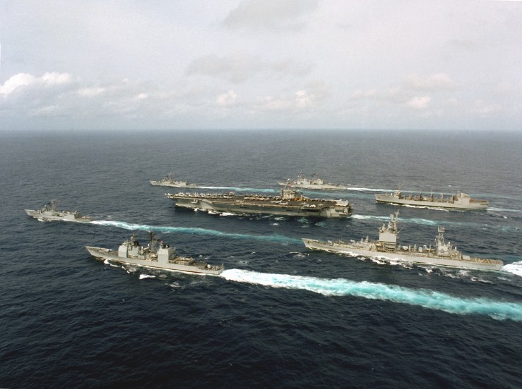 USS Abraham Lincoln aircraft carrier deployed in Arabian Sea | US Navy aircraft carrier operational stress and crew conditions | अरबी समुद्रात तैनात असलेली अमेरिकन युद्धनौका USS अब्राहम लिंकन | विमानवाहू युद्धनौकेवरील नौसैनिकांची परिस्थिती आणि INS विक्रांत
