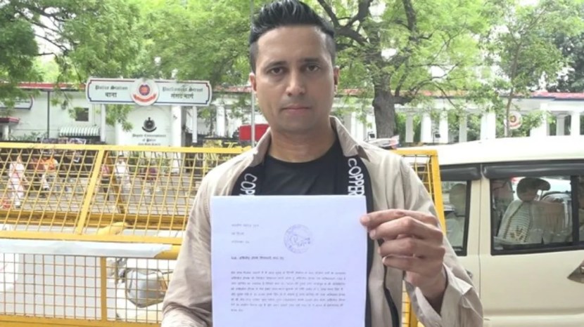 Social media influencer Faizan Ansari displays the written complaint in which he has sought police action against CJP founder Abhijeet Dipke over alleged assaults