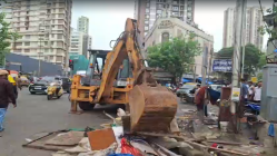 मुंबई : ‘प्रथम पादचारी’ अभियानाअंतर्गत एस. एस. अली रोडवर कारवाईचा बडगा; ६८ अनधिकृत फेरीवाल्यांविरोधात कारवाई