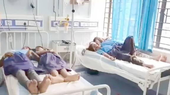 Bihar Midday Meal Detergent Poisoning incident | School Children Sick Bihar Midday Meal hospital treatment | बिहार मध्यान भोजन डिटर्जंट विषबाधा शाळा | बिहार शाळा मध्यान भोजन ३४ विद्यार्थी आजारी