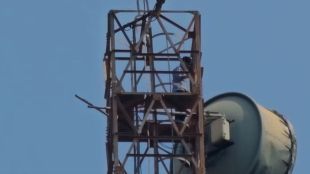 sangli-man-climbs-mobile-tower-demanding-girlfriend-yes-sholay-style-drama