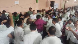 Deepak Kesarkar Dodamarg Amsabha Clash | Sindhudurg News | Dodamarg Civic Issues Meeting | Maharashtra Political News