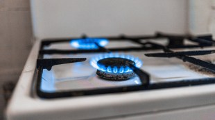 PNG gas connection replaces LPG cylinder | Petroleum Ministry new rules for domestic gas | PNG LPG dual connection cancellation policy | Piped natural gas installation in Maharashtra