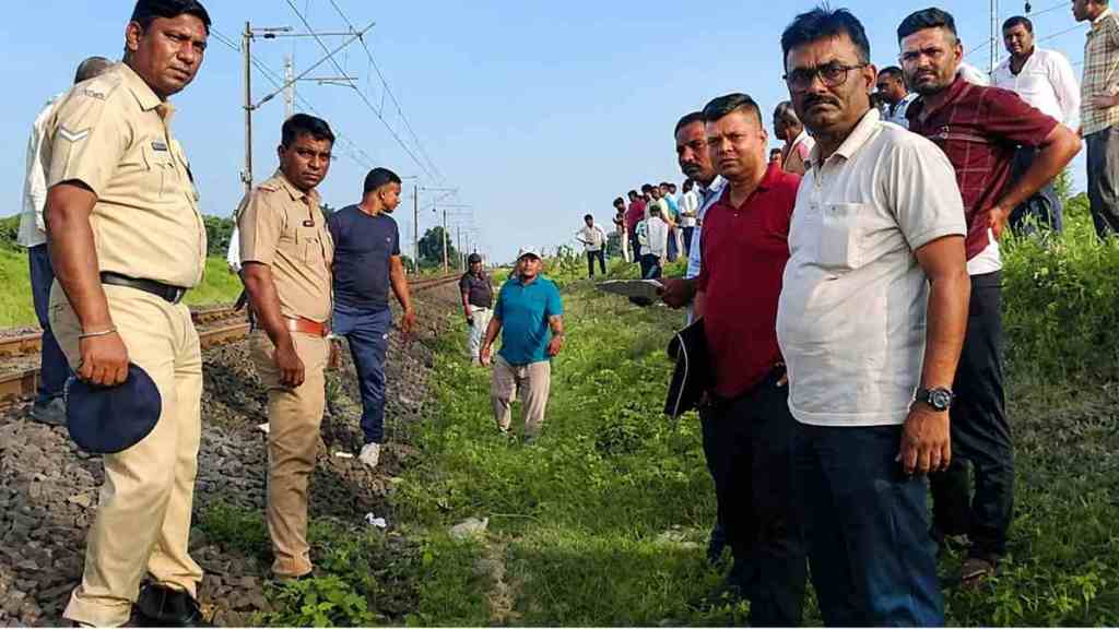 Jalgaon Amalner railway track incident | Takarkheda Bhil family death news | Amalner police team investigation | Jalgaon District Crime and Tragedy News Jalgaon Amalner railway track incident | Takarkheda Bhil family death news | Amalner police team investigation | Jalgaon District Crime and Tragedy News