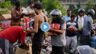 Kanpur Expired Chocolate Viral Video crowd gathering | Expired Chocolate Crowd Viral Video Marathi people taking boxes