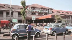 पुणे रेल्वे स्थानकाच्या आवारात धक्कादायक घटना; तिकिट विक्री केंद्रात रेल्वे कर्मचाऱ्यावर चाकूने वार करून रोकड लुटली