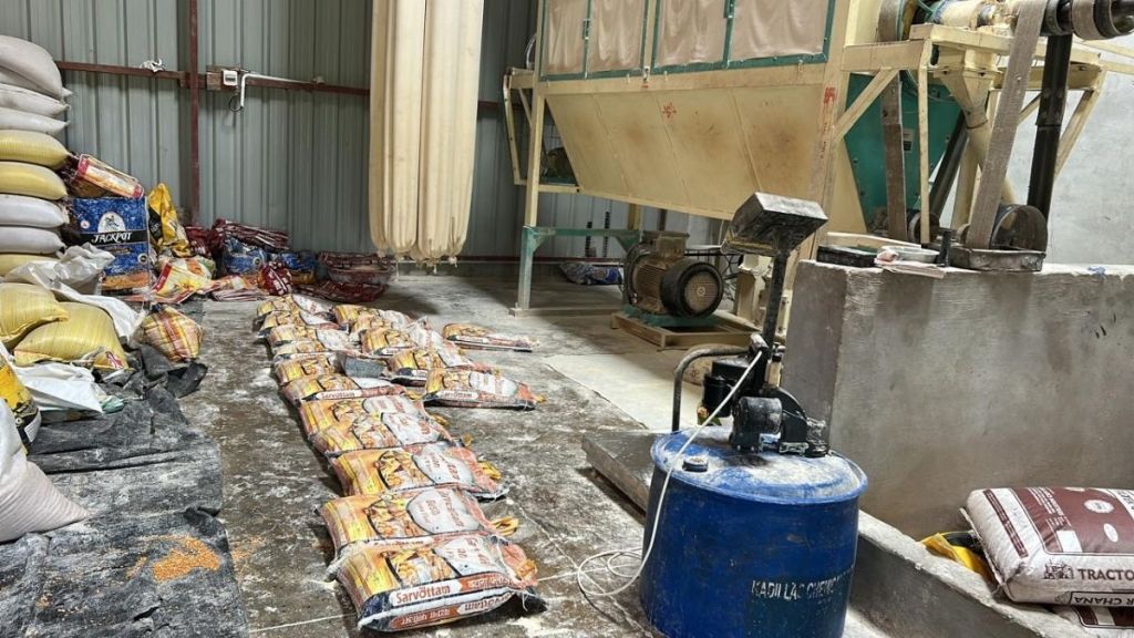 Tukaram Munde FDA Action Wardha | Blinkit Kanchan Foods License Suspended Wardha food safety | तुकाराम मुंडे अन्न औषध प्रशासन कारवाई वर्धा | ब्लिंक इट कांचन फूड्स परवाना निलंबन वर्धा Tukaram Munde FDA Action Wardha | Blinkit Kanchan Foods License Suspended Wardha food safety | तुकाराम मुंडे अन्न औषध प्रशासन कारवाई वर्धा | ब्लिंक इट कांचन फूड्स परवाना निलंबन वर्धा