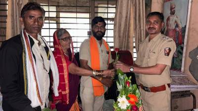 एसटी कंडक्टरने २ वर्षांपूर्वी हरवलेले २४ हजार रुपये परत केले, आजीबाईंना अश्रू अनावर