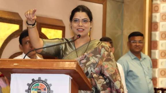 Mumbai Mayor Husband Fake YouTube Video FIR Kalachowki Police | Mumbai Mayor husband fake video photographer complaint | मुंबई महापौर पती बनावट युट्यूब व्हिडिओ काळाचौकी पोलीस | मुंबई महापौर रितू तावडे बनावट युट्यूब व्हिडिओ गुन्हा