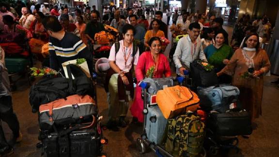 Nepal floods Mumbai pilgrims return safely at airport | Kailash Mansarovar Maharashtra pilgrims rescue updates | नेपाळ महापुरातून सुखरूप परतलेले मुंबईतील भाविक | कैलास मानसरोवर यात्रा नेपाळ आपत्ती मदत कार्य