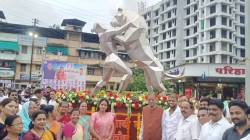 पेणमध्ये नव्याने बसविलेल्या छत्रपती संभाजी महाराजांच्या पुतळ्यावरून वाद; पुतळा बदलण्याची शिवप्रेमी संघटनांची मागणी