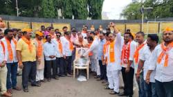 सोलापुरात ठाकरे गट आक्रमक; खासदार संजय राऊतांच्या प्रतिमेस दुग्धाभिषेक करत पालकमंत्री जयकुमार गोरेंवर निशाणा