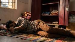 चोरानं दागिने चोरले अन् त्याच घरात डाराडूर झोपला, शेवटी अटकेसाठी आलेल्या पोलिसांनीच उठवलं!