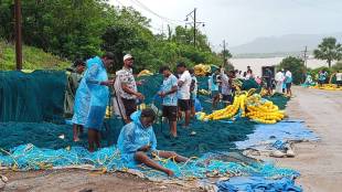 Uran Karanja port fishing net repair | Andhra Pradesh artisans in Maharashtra | Karanja fishing boat net maintenance | Raigad district fishing industry economy