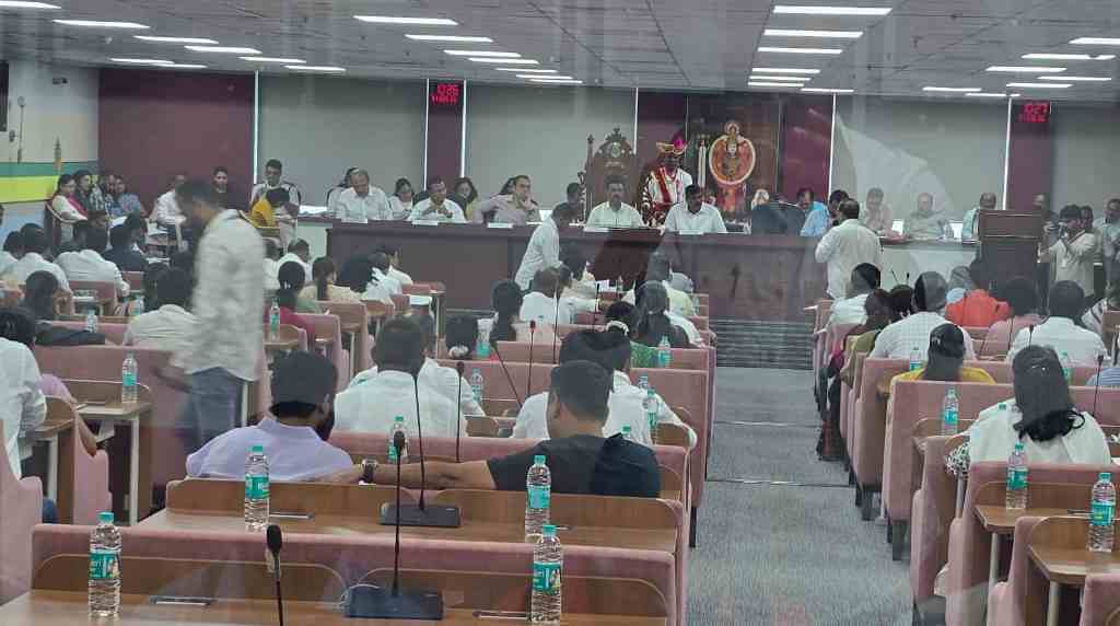 Vasai Virar Water Scarcity protest in corporation meeting | Corporators baseline discussion on Vasai Virar Municipal Corporation Meeting Vasai Virar Water Scarcity protest in corporation meeting | Corporators baseline discussion on Vasai Virar Municipal Corporation Meeting