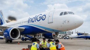 Indigo Flight Collision Srinagar Airport incident site | Navi Mumbai Srinagar Indigo Flight News plane damage | श्रीनगर विमानतळावर इंडिगो विमानाचा अपघात | इंडिगो विमान पोल धडक श्रीनगर