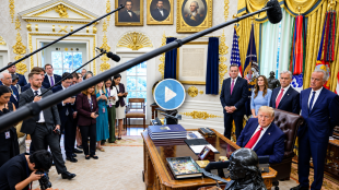 Donald Trump White House Media Ban News | Trump Bans CNN MSNBC Politico Fake News | डोनाल्ड ट्रम्प व्हाईट हाऊस मीडिया बंदी | ट्रम्प सीएनएन एमएसएनबीसी पॉलिटिको बातमी