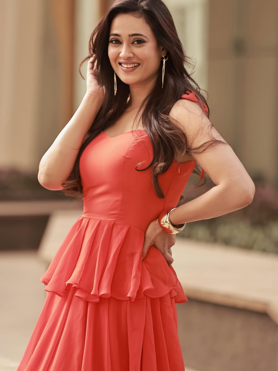 Shweta Tiwari yellow dress photos