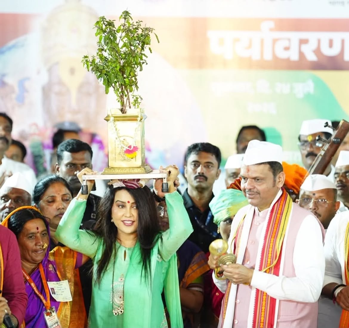 Amruta Fadnavis Shravan Sommar puja photos