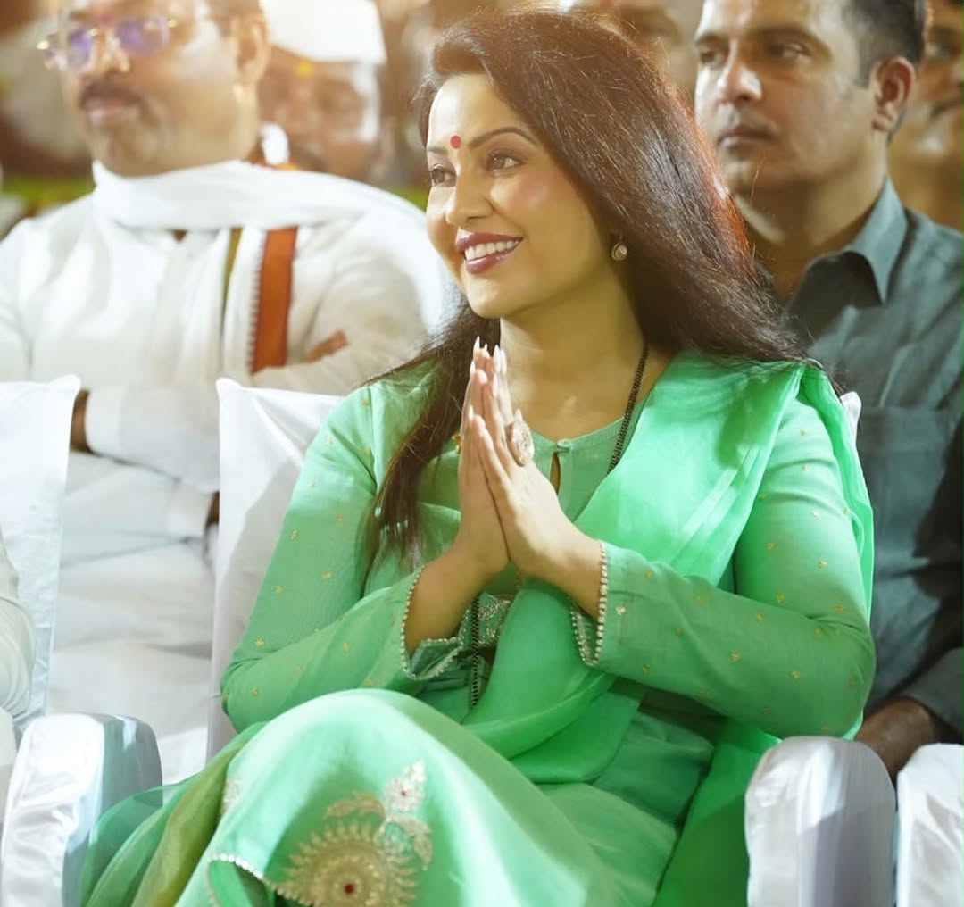 Amruta Fadnavis Shravan Sommar puja photos