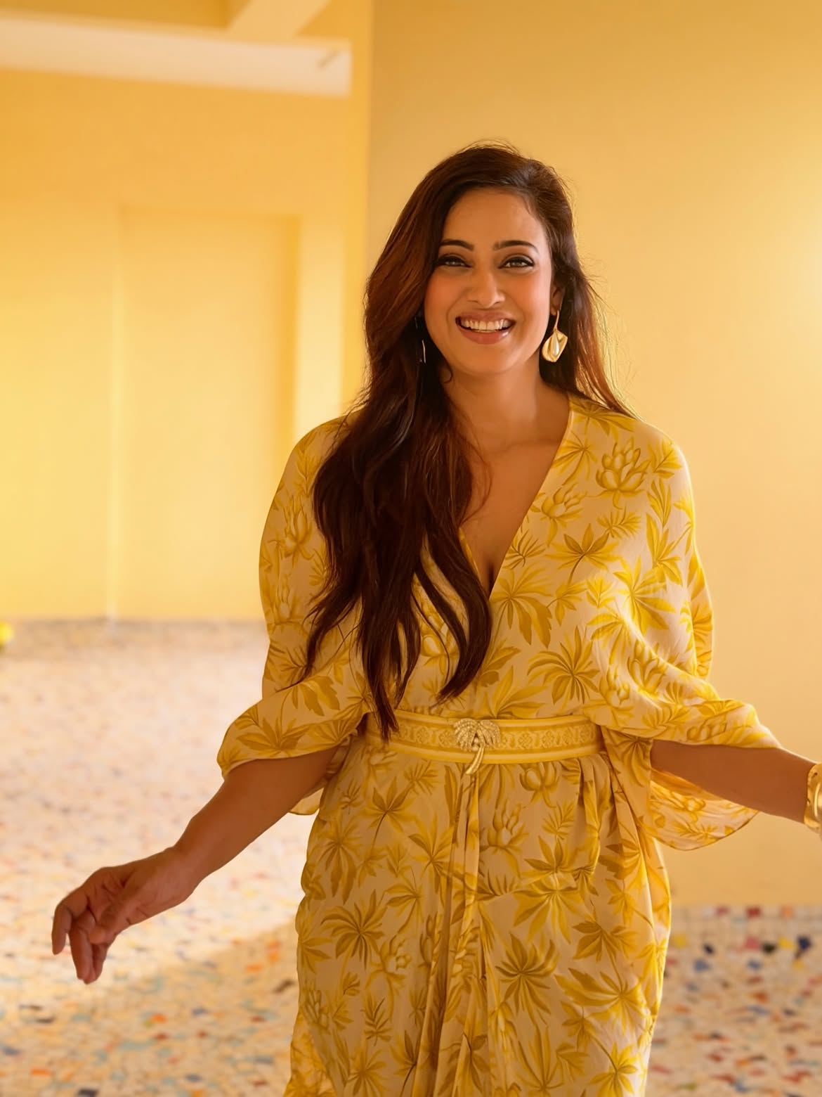 Shweta Tiwari yellow dress photos