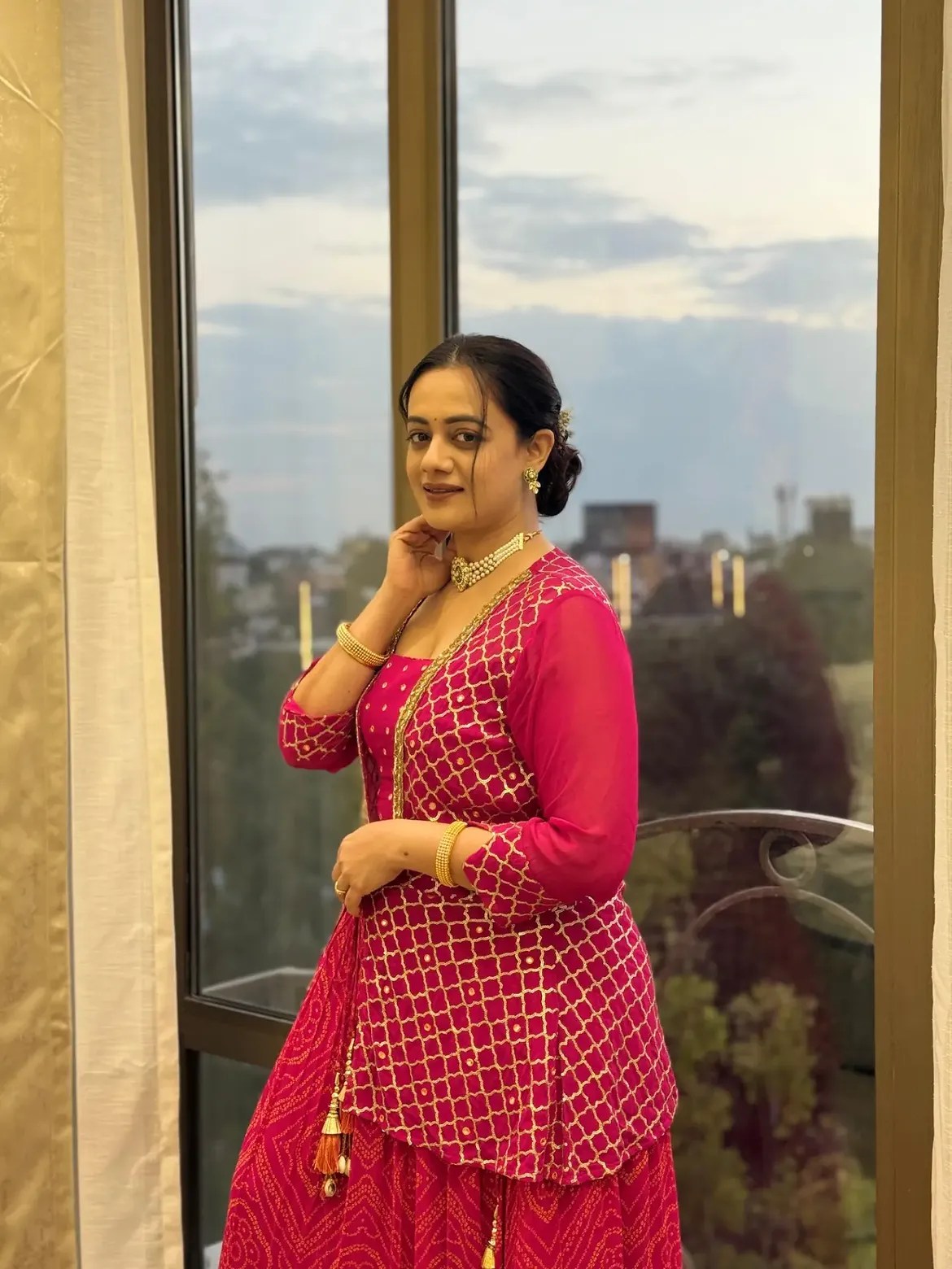 Spruha Joshi bandhani saree look