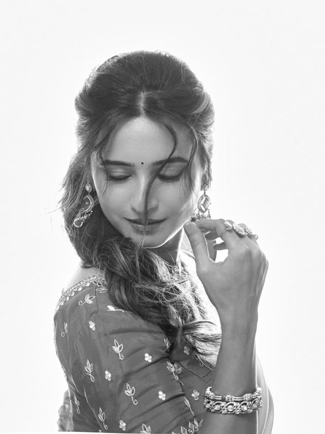 Shivani Surve Saree Look