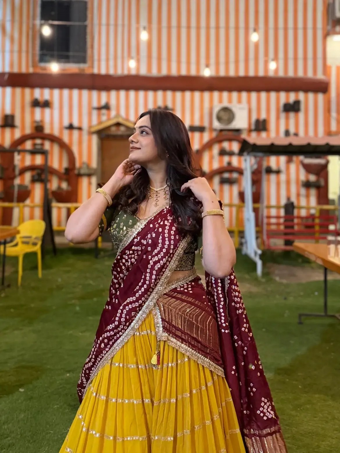 Spruha Joshi bandhani saree look