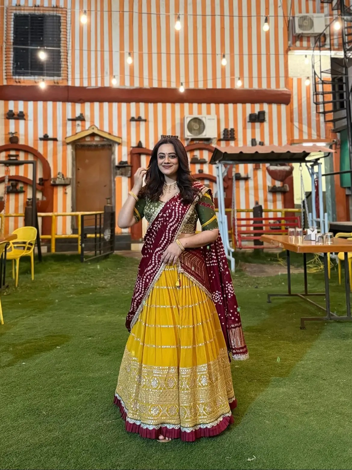 Spruha Joshi bandhani saree look