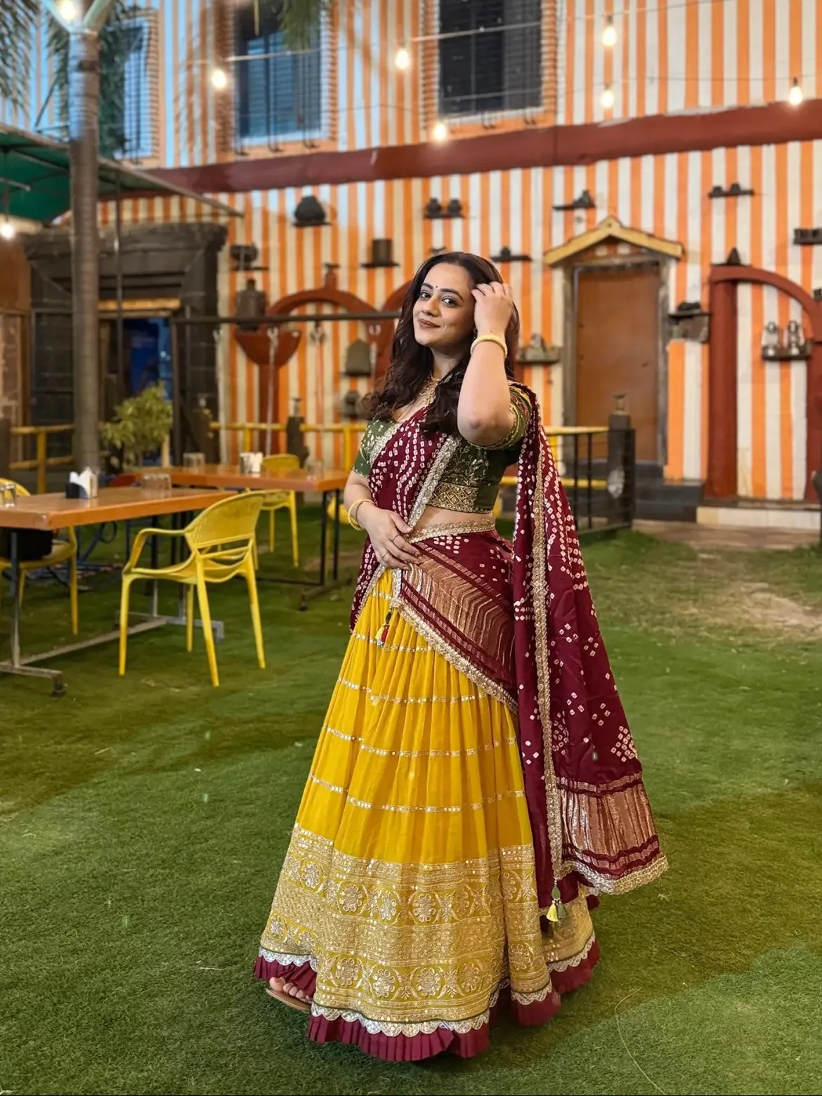Spruha Joshi bandhani saree look