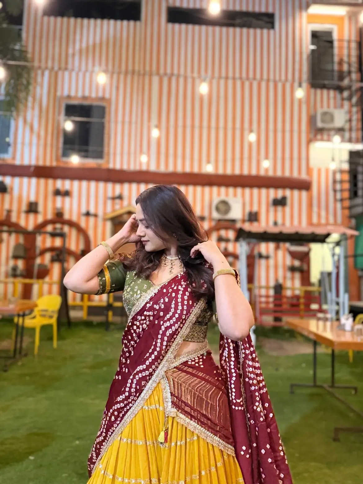 Spruha Joshi bandhani saree look
