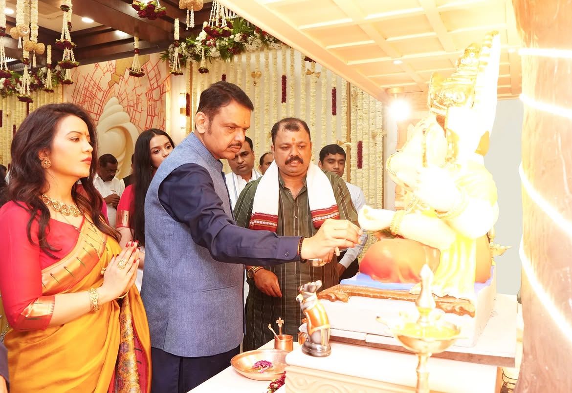 Amruta Fadnavis yellow saree look on Ganesh Chaturthi