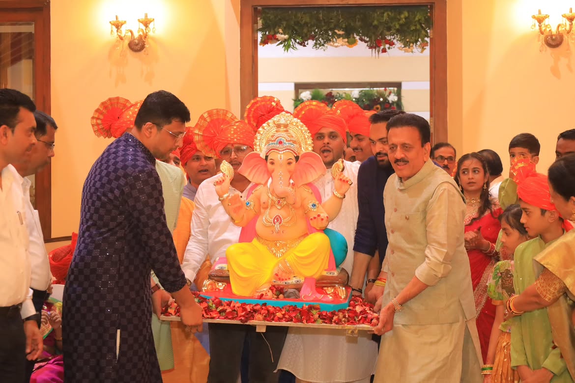 Maharashtra political leaders Ganpati celebration