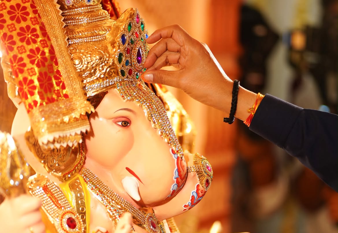 Amruta Fadnavis yellow saree look on Ganesh Chaturthi